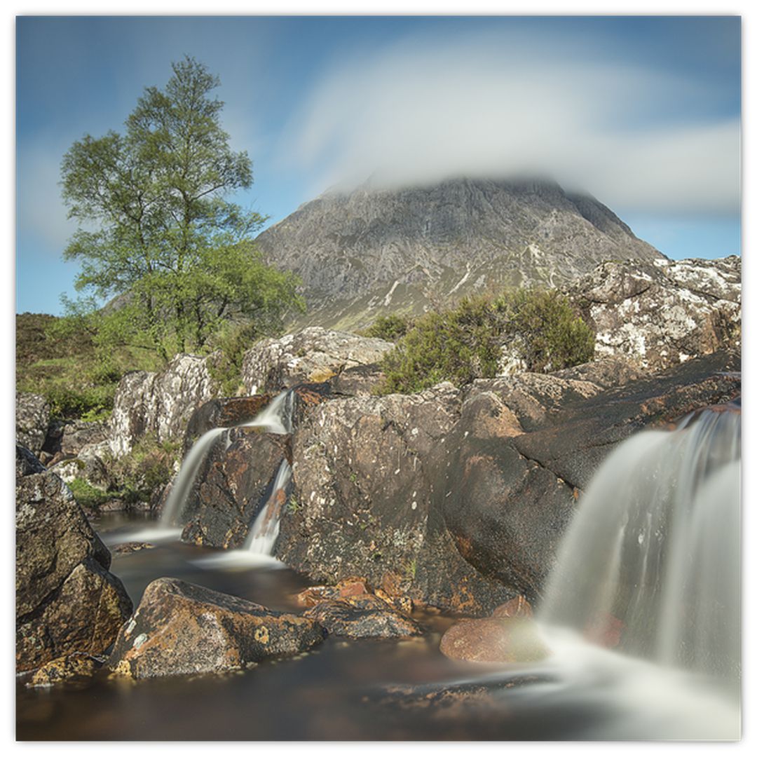 Obraz vodopádů a hory (V020927V4040)