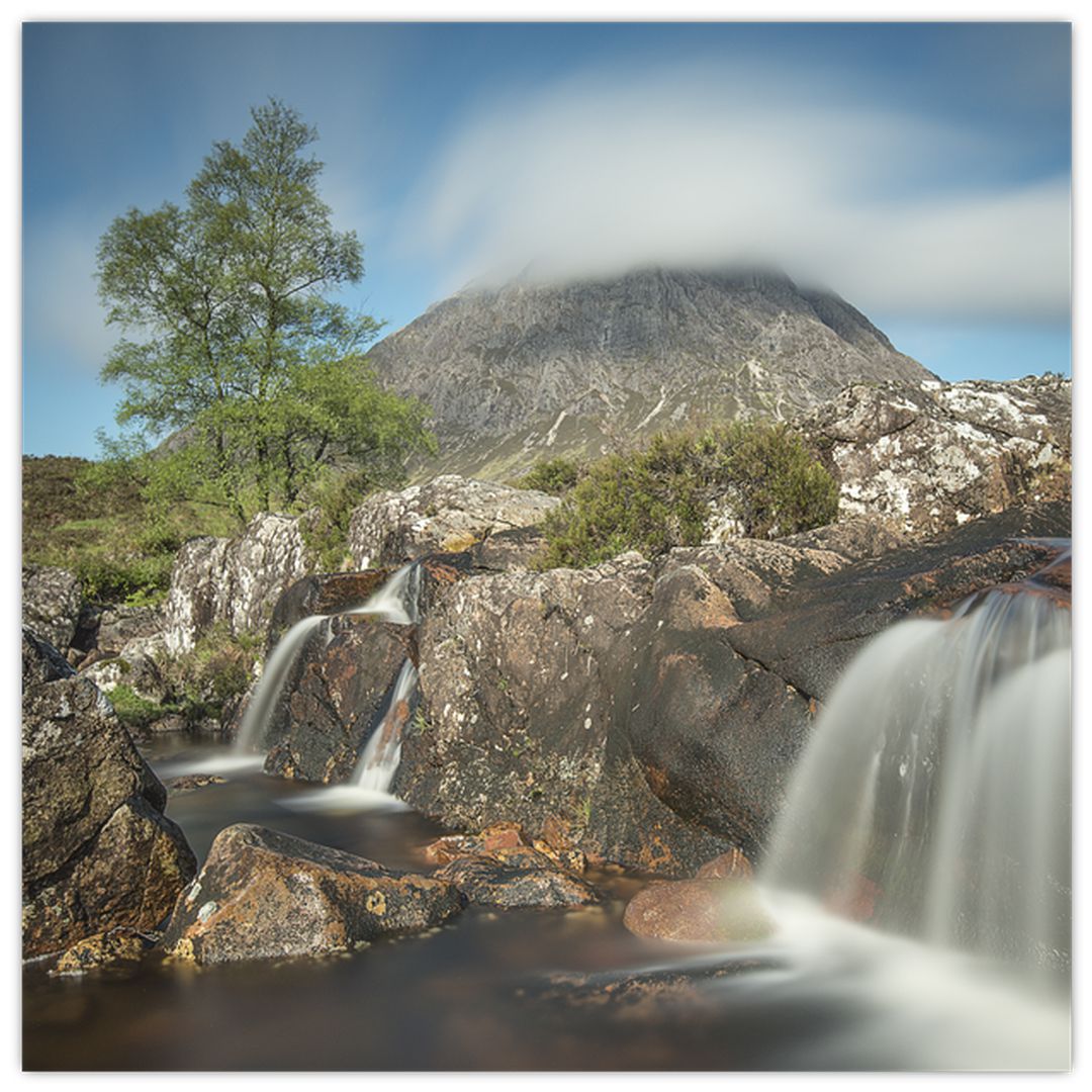 Obraz vodopádů a hory (V020927V5050)